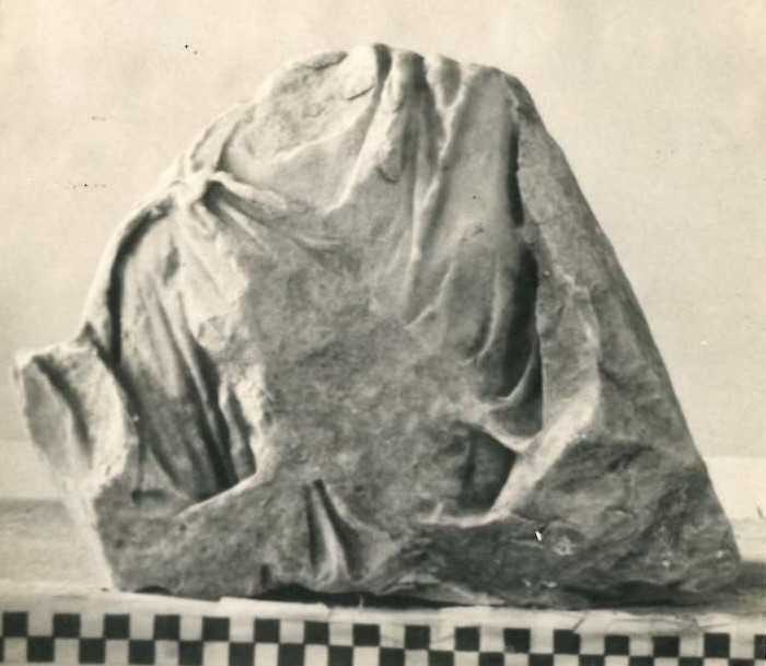 Frammento di rilievo figurato.