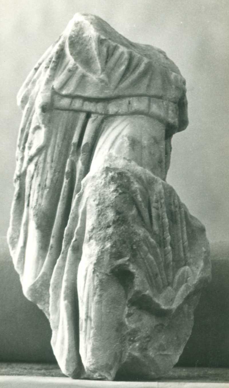 Frammento di scultura panneggiata.
