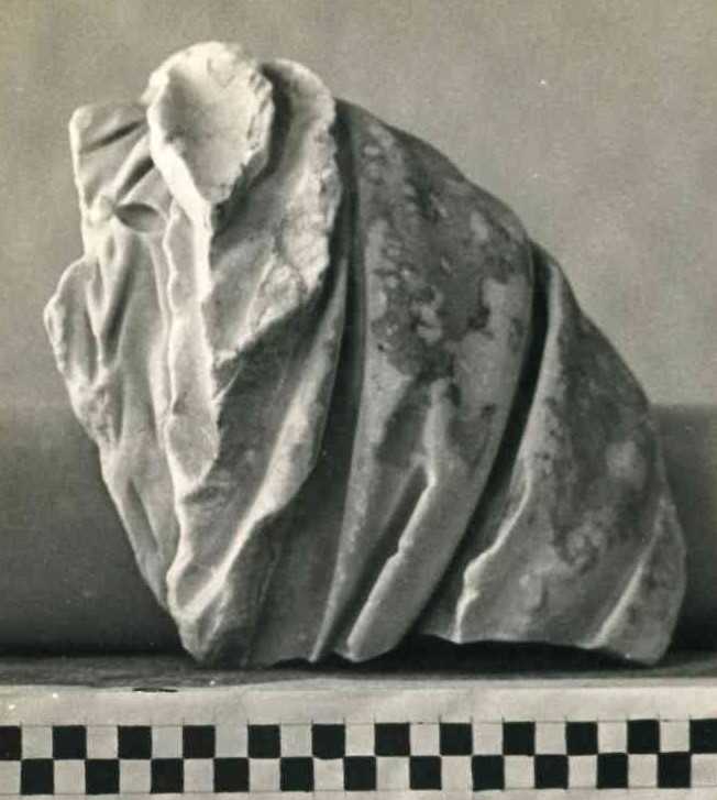 Frammento di busto muliebre.
