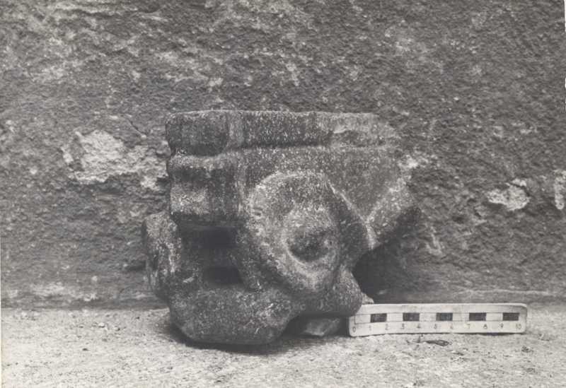 Frammento di capitello.
