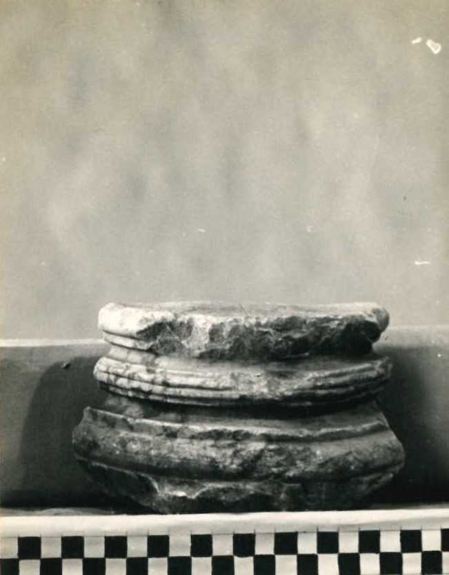 Frammento di base di colonna.